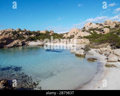 BLICK AUF DEN STRAND CALA NAPOLETANA IN CAPRERA, SARDINIEN Stockfoto