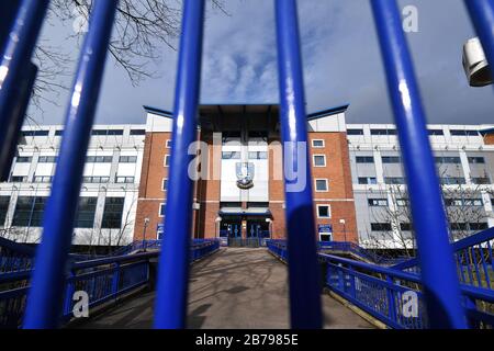 Die Tore sind vor Hillsborough, dem Heimstadion des Sheffield Wednesday Football Club, geschlossen, nachdem gestern bekannt gegeben wurde, dass die English Football League alle Spiele bis Freitag, den 3. April 2020, ausgesetzt hat. Stockfoto