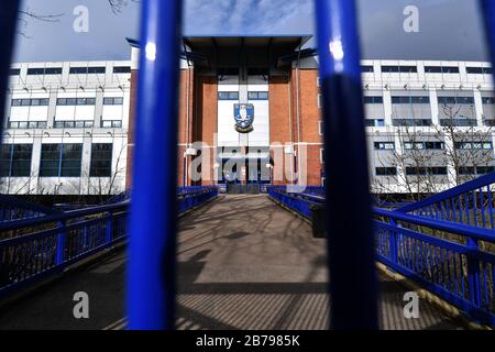 Die Tore werden außerhalb von Hillsborough, dem Heimstadion des Sheffield Wednesday Football Club, geschlossen, nachdem gestern bekannt gegeben wurde, dass die English Football League alle Spiele bis Freitag, den 3. April 2020 ausgesetzt hat. Stockfoto