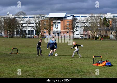 (Die Erlaubnis wurde erteilt, aber die angeforderten Namen wurden nicht veröffentlicht) EIN Mitarbeiter von Sheffield Wednesday spielt Fußball in Hillsborough Park außerhalb von Hillsborough, dem Sitz des Sheffield Wednesday Football Club, nachdem er gestern angekündigt hatte, dass die englische Football League alle Spiele bis Freitag, den 3. April 2020 ausgesetzt hat. Stockfoto