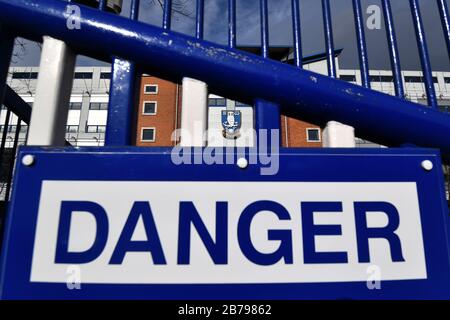 Die Tore werden außerhalb von Hillsborough, dem Heimstadion des Sheffield Wednesday Football Club, geschlossen, nachdem gestern bekannt gegeben wurde, dass die English Football League alle Spiele bis Freitag, den 3. April 2020 ausgesetzt hat. Stockfoto