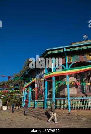 Äthiopische Pilger beten in der orthodoxen Kirche von Entoto, in der Region Addis Abeba, in Addis Abeba, Äthiopien Stockfoto