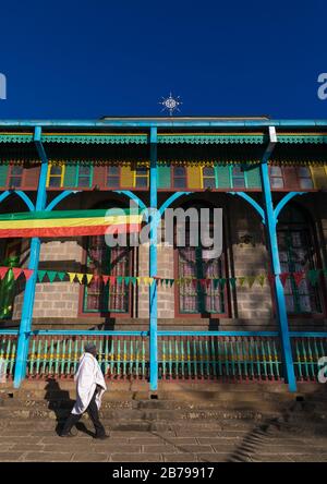 Äthiopischer Pilger in der orthodoxen Kirche von Entoto, Addis Abeba, Addis Abeba, Äthiopien Stockfoto