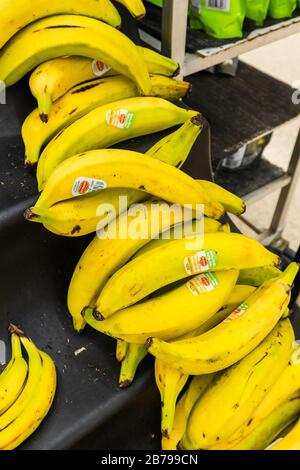 Bananenbrötchen auf einem Regal in einem Gang in einem Supermarkt in der Nähe Stockfoto