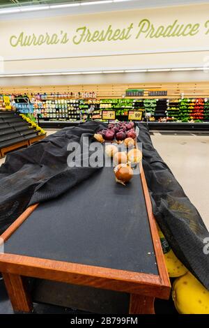 Leere Regale mit Zwiebeln und anderen Produkten in einem Supermarkt Lebensmittelgeschäft als Coronavirus verursacht Angst und Panik Stockfoto