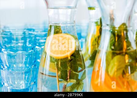Wasser oder Limonaden mit Frucht-Aroma werden bei Wohltätigkeitsveranstaltungen in der Nähe serviert Stockfoto