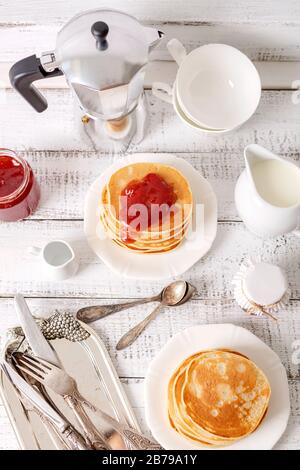 Leckeres Frühstück. Pfannkuchen mit Erdbeer Marmelade und Butter. Selektive konzentrieren. Stockfoto