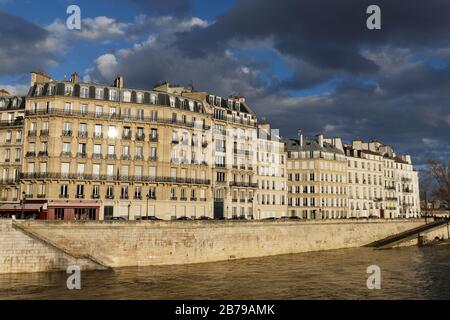 Das traditionelle französische Haus mit typischen Balkons und Fenstern am pariser Kai. Paris. Stockfoto