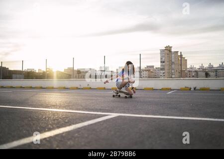 Weitwinkelaufnahme eines Mädchens auf einem Skateboard in Ein Park Stockfoto