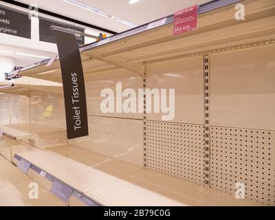 Ely Cambridgeshire, Großbritannien. März 2020. Leere toilettenrollenregale im Waitrose-Supermarkt Mitte des Tages an einem Samstag. Die Menschen kaufen weiterhin in Panik toilettenpapier als Reaktion auf die andauernde Coronavirus- oder Covid 19-Epidemie in Großbritannien. Kredit: Julian Eales/Alamy Live News Stockfoto