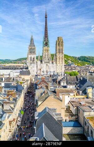 Panoramablick auf Rouen, mit der gotischen Kathedrale Notre-Dame, an einem sonnigen Nachmittag. Normandie, Frankreich. Stockfoto