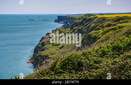 An einem sonnigen Morgen wird in Arromanches-les-Bains seekapiert. Normandie, Frances. Stockfoto