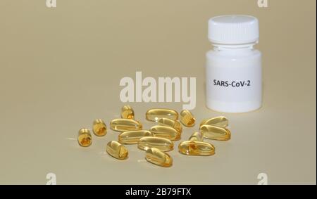 Gelbe Gelkapseln Omega 3-Säuren Vitamin d3 mit pharmazeutischer Kunststoffflasche auf pastellfarbenem Hintergrund isoliert Stockfoto