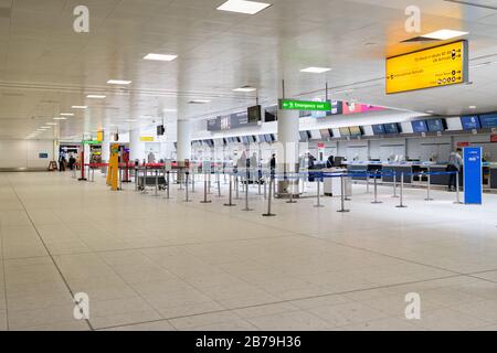 Sehr ruhiger Check-In-Schalter am Flughafen Glasgow - am Nachmittag 5. März 2020, am Tag nach dem Zusammenbruch von Flybe Stockfoto