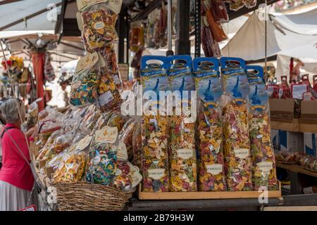 Lokale Händler verkaufen Pasta und andere Produkte auf dem Bauernmarkt. Stockfoto