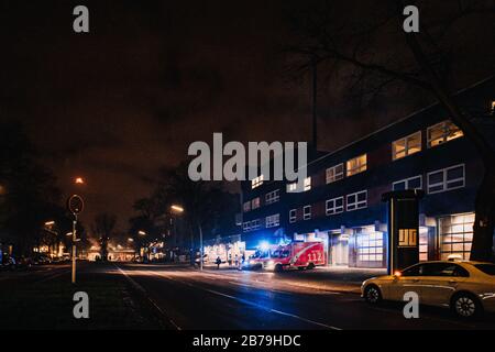 Feuerwehrfahrzeuge warten in den Straßen von Berlin Stockfoto