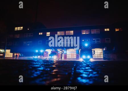 Feuerwehrfahrzeuge warten in den Straßen von Berlin Stockfoto