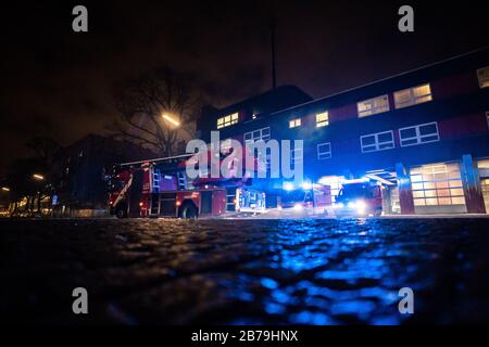Feuerwehrfahrzeuge warten in den Straßen von Berlin Stockfoto