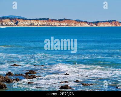 Wunderschönes Meer in der Praia da Oura in Albufeira an der Küste der Algarve von Portugal Stockfoto