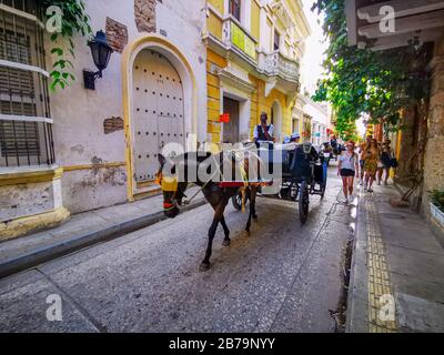 Cartagena, KOLUMBIEN - 09. NOVEMBER 2019: Pferdekutschen in der historischen spanischen Kolonialstadt Cartagena de Indias, Kolumbien Stockfoto