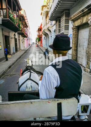 Cartagena, KOLUMBIEN - 09. NOVEMBER 2019: Pferdekutschen in der historischen spanischen Kolonialstadt Cartagena de Indias, Kolumbien Stockfoto