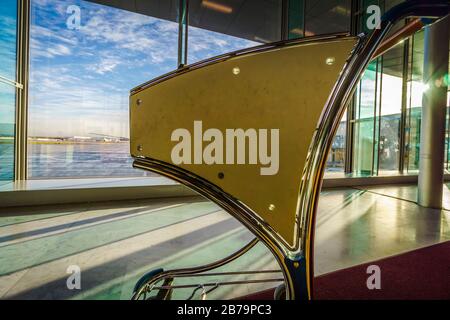 Hinterleuchtete Gepäckwagen mit großen Fensterscheiben im Hintergrund mit Blick auf den Asphalt Stockfoto
