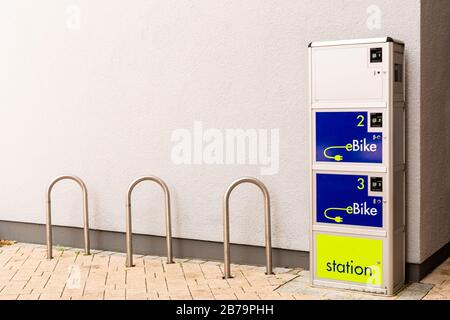 Ladepunkt für Elektrofahrräder. Umweltschutz. Ökologischer Transport. Städtische Infrastruktur in Bayern, Deutschland. Stockfoto