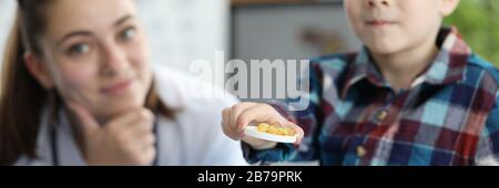 Gerne Ärztin in der Klinik Stockfoto