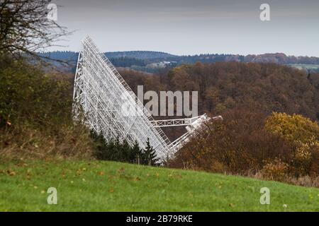 Effelsberg 100m Radioteleskop in den Bäumen Stockfoto