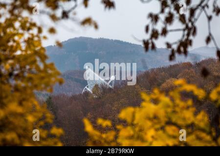 Effelsberg 100m Radioteleskop in den Bäumen Stockfoto