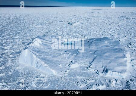 Luftaufnahme des tabellarischen Eisbergs mit Schmelzwasserteich, Südlichem Ozean, Ross Sea, Antarktis. Stockfoto