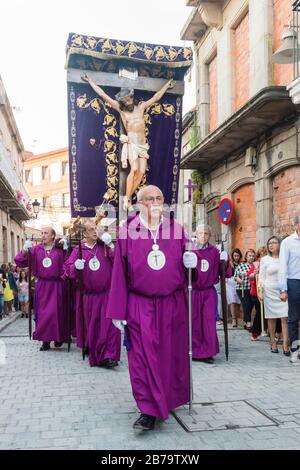 Abendprozession mit katholischen Brüdern, die während Fiestas de Bouzas eine Statue von Christus den Bedrängten um die Straßen Bouzas tragen. Vigo Stockfoto