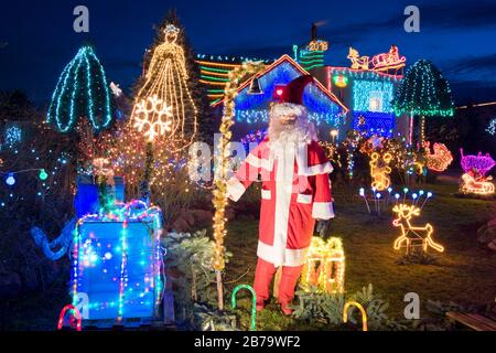 Weihnachtsdekoration im Garten und im Haus. Stockfoto