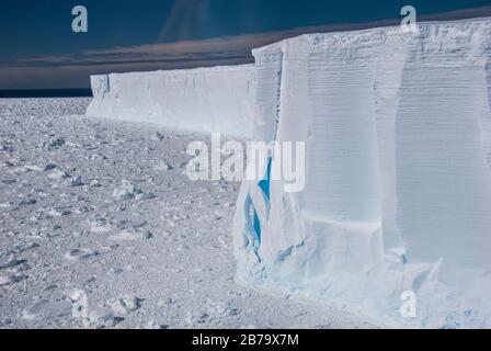 Luftaufnahme von Eis und tabellarischem Eisberg, Südlichem Ozean, Ross Sea, Antarktis. Stockfoto