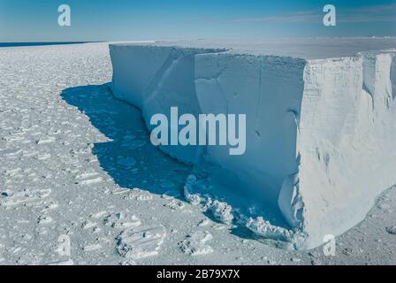 Luftaufnahme von Eis und tabellarischem Eisberg, Südlichem Ozean, Ross Sea, Antarktis. Stockfoto