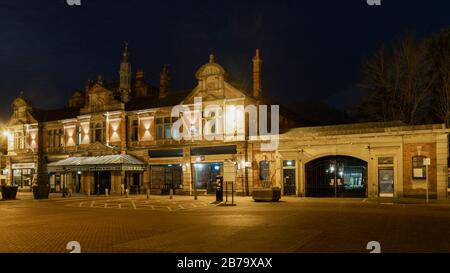 Marktplatz - Burton on Trent - in der Nacht. Altes Marktgebäude iluminiert. Stockfoto