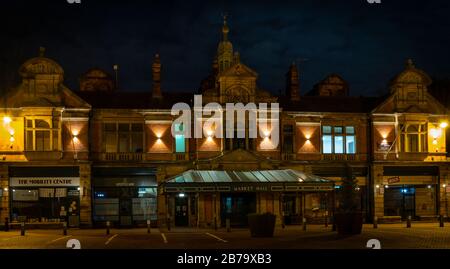 Marktplatz - Burton on Trent - in der Nacht. Altes Marktgebäude iluminiert. Stockfoto