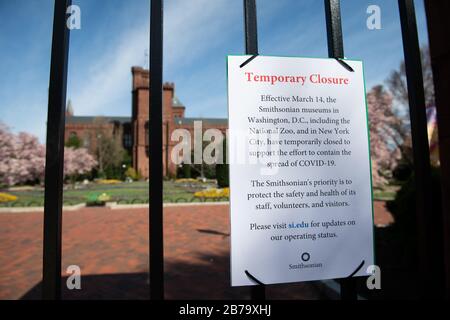 Washington, USA. März 2020. Ein Schild mit der "Vorübergehenden Schließung" ist an einem Eingang zum Smithsonian Castle Complex C Teil der Smithsonian Institution angebracht, der alle seine Museumsstandorte am 14. März als Reaktion auf den sich verschlechternden globalen COVID-19-Ausbruch C in Washington, DC am 14. März 2020 schloss. Am Freitag erklärte Präsident Donald Trump einen nationalen Notstand und das Repräsentantenhaus verabschiedete einen großen Hilfsentwurf, der beide auf die andauernde Coronavirus Pandemie abzielte. (Graeme Sloan/Sipa USA) Credit: SIPA USA/Alamy Live News Stockfoto