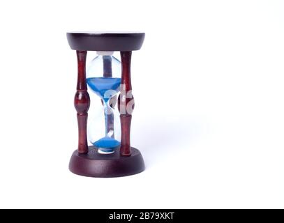 Sanduhr in Nahaufnahme auf einem isolierten weißen Hintergrund Stockfoto