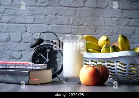 Nahaufnahme des Milchprodukts für das Frühstück am Morgen. Stockfoto