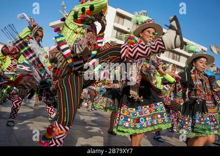 Tinkus-Tänzer gekleidet in prunkvollen Kostümen, die Durchführung während einer street Parade an der jährlichen Carnaval Andino Con la Fuerza del Sol in Arica, Chile. Stockfoto