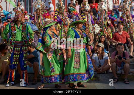 Tinkus-Tänzer gekleidet in prunkvollen Kostümen, die Durchführung während einer street Parade an der jährlichen Carnaval Andino Con la Fuerza del Sol in Arica, Chile. Stockfoto