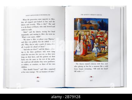 Alice im Wunderland von Lewis Carroll, offen bei einer Illustration von Alice und der Königin der Herzen. Stockfoto