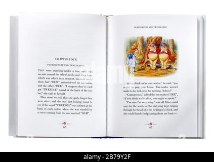 Alice durch das aussehende Glas von Lewis Carroll, offen bei einer Illustration von Alice und The Tweedledum und Tweedledee Stockfoto