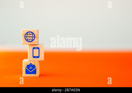 Holzblock Würfelsymbol Telefon, E-Mail, www. Webseite kontaktieren Sie uns oder E-Mail-Marketing-Konzept. Stockfoto