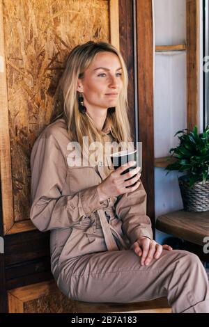 Einwegkaffee Frau Stockfoto