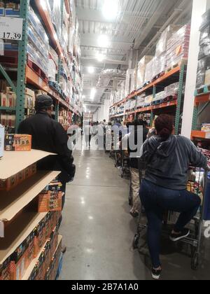 New York, USA. März 2020. Am 13. März 2020 warten die Leute in einem Costco-Laden in New York, den Vereinigten Staaten, in der Reihe nach auf Kassierer. Kredit: Lu Mei/Xinhua/Alamy Live News Stockfoto