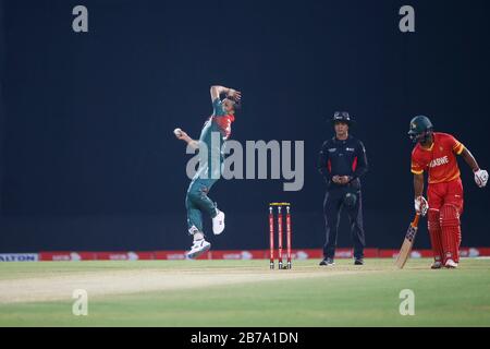 Kapitän des nationalen Cricket-Teams in Bangladesch für ODI-Match Mashrafe bin Mortaza (L) Bowl, als er von Captaincy zurücktritt, nachdem er das dritte ODI gegen Z gewonnen hatte Stockfoto