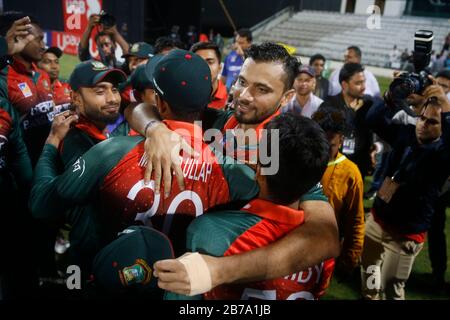 Kapitän des nationalen Cricket-Teams in Bangladesch für ODI-Match Mashrafe bin Mortaza umarmt seine Treffen (C), als er von Captaincy zurücktritt, nachdem er das dritte ODI gewonnen hat Stockfoto