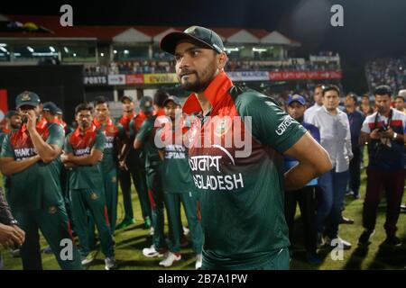 Kapitän des nationalen Cricket-Teams in Bangladesch für ODI-Match Mashrafe bin Mortaza (L) tritt von Captaincy zurück, nachdem er das dritte ODI gegen Simbabwe gewonnen hat Stockfoto